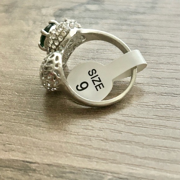 Emerald Green Crystal Silver Heart Filigree Ring - Picture 5 of 7
